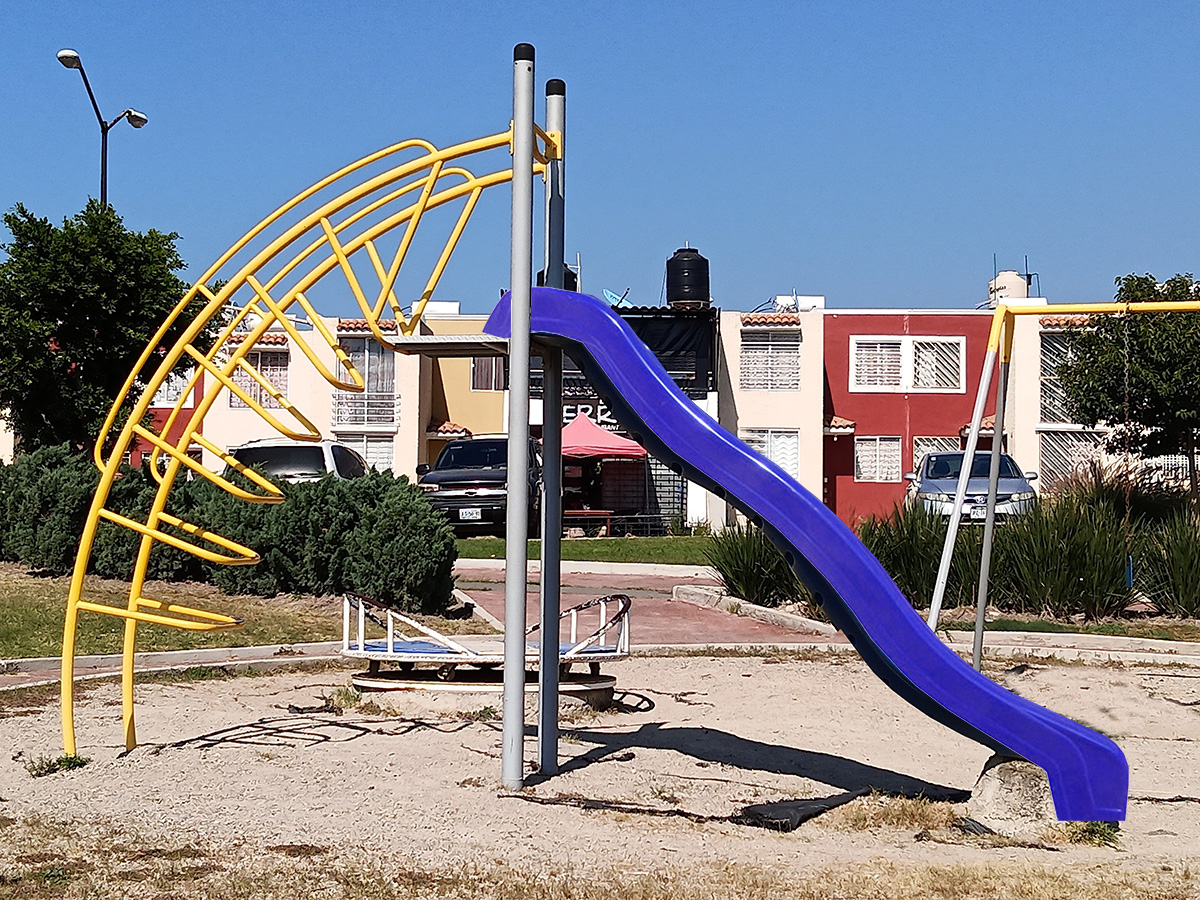 Resbaladilla infantil de 5' con escalera integrada de metal. Acabado en pintura electrostática, libre de metales pesados, que garantiza una mayor durabilidad del producto. Componentes de plástico de alta densidad con protección UV